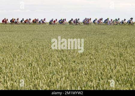 20120702 - LIEGE, BELGIQUE: Illustration du pack de cavaliers deuxième étape de l'édition 99th de la course cycliste Tour de France, 207km de Vice à Tournai, Belgique, lundi 02 juillet 2012. BELGA PHOTO KRISTOF VAN ACCOM Banque D'Images