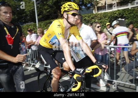 20120711 - BELLEGARDE-SUR-VALSERINE, FRANCE: Maillot jaune British Bradley Wiggins of Sky Procyclisme Team photo après la dixième étape de l'édition 99th de la course cycliste Tour de France, à 194,5 km de Macon à Bellegarde-sur-Valserine, France, mercredi 11 juillet 2012. BELGA PHOTO KRISTOF VAN ACCOM Banque D'Images