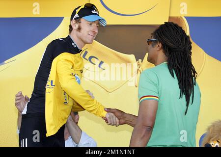 20120718 - BAGNÈRES-DE-LUCHON, FRANCE: British Bradley Wiggins of Sky Procyclisme Team avec le maillot jaune du leader dans le classement général et ancien joueur de tennis français Yannick Noah photographié sur le podium après la scène 16th de l'édition 99th de la course cycliste Tour de France, 197km de Pau à Bagnères-de-Luchon, France, mercredi 18 juillet 2012. BELGA PHOTO KRISTOF VAN ACCOM Banque D'Images