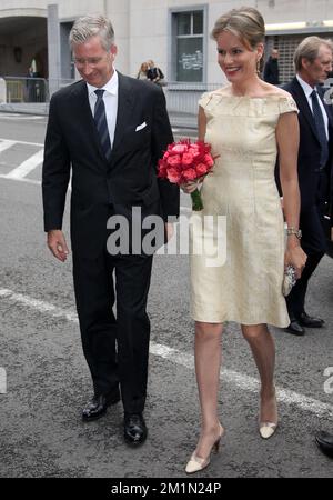 20120720 - BRUXELLES, BELGIQUE: Le prince héritier Philippe de Belgique et la princesse Mathilde de Belgique arrivent pour une visite de la famille royale au concert "Prelude à la Fête nationale" (Prelude a la tête nationale, Preludium tot de nationale Feestdag) Au Palais des Beaux Arts - Paleis voor Schone Kunsten, à Bruxelles, le vendredi 20 juillet 2012. Demain, la Belgique célèbre sa Journée nationale. BELGA PHOTO VIRGINIE LEFOUR Banque D'Images