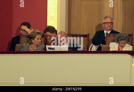 20120720 - BRUXELLES, BELGIQUE: (G-D) non identifié, Reine Paola de Belgique, Roi Albert II de Belgique, Princesse Astrid de Belgique, Roi Albert II de Belgique, Prince Laurent de Belgique et Reine Fabiola de Belgique photographiés au début du concert "Prelude à la Journée nationale" (Prelude a la tête nationale, Preludium tot de nationale Feestdag) au Palais des Beaux-Arts - Paleis voor Schone Kunsten, à Bruxelles, le vendredi 20 juillet 2012. Demain, la Belgique célèbre sa Journée nationale. BELGA PHOTO VIRGINIE LEFOUR Banque D'Images