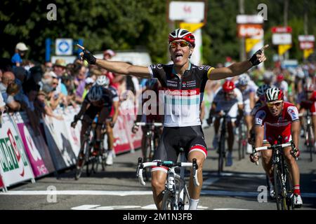 20120723 - BEAUFAYS, BELGIQUE: Italien Giacomo Nizzolo de Team RadioShack Nissan Trek célèbre après avoir remporté la troisième étape de la course cycliste Tour de Wallonie, à 185,9 km de Marche-en-Famenne à Beaufays, lundi 23 juillet 2012. BELGA PHOTO NICOLAS LAMBERT Banque D'Images