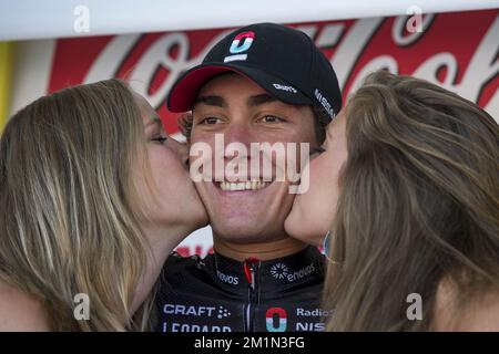 20120723 - BEAUFAYS, BELGIQUE: Italien Giacomo Nizzolo de Team RadioShack Nissan Trek fête sur le podium après avoir remporté la troisième étape de la course cycliste Tour de Wallonie, à 185,9 km de Marche-en-Famenne à Beaufays, lundi 23 juillet 2012. BELGA PHOTO NICOLAS LAMBERT Banque D'Images