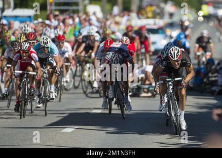 20120723 - BEAUFAYS, BELGIQUE: Italien Giacomo Nizzolo de Team RadioShack Nissan Trek sprints pour la fin de la troisième étape de la course cycliste Tour de Wallonie, à 185,9 km de Marche-en-Famenne à Beaufays, lundi 23 juillet 2012. BELGA PHOTO NICOLAS LAMBERT Banque D'Images