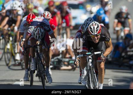 20120723 - BEAUFAYS, BELGIQUE: Italien Giacomo Nizzolo de Team RadioShack Nissan Trek sprints pour la fin de la troisième étape de la course cycliste Tour de Wallonie, à 185,9 km de Marche-en-Famenne à Beaufays, lundi 23 juillet 2012. BELGA PHOTO NICOLAS LAMBERT Banque D'Images