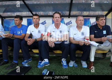 20120818 - LIER, BELGIQUE : Guy Martens, entraîneur adjoint de Genk, Hans visser, entraîneur principal de Genk, Mario Eté, entraîneur adjoint de Genk, Pierre Denier, et Tony Jupo, directeur de l'équipe de Genk, photographiés lors du match de la Ligue Pro de Geniler entre SK Lierse et RC Genk à Lier, samedi 18 août 2012, Le quatrième jour du championnat belge de football. BELGA PHOTO YORICK JANSENS Banque D'Images