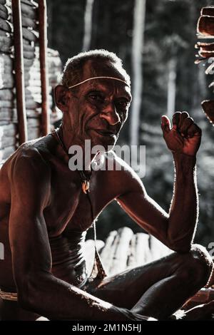 La tribu des Korowai, souvent appelée la tribu des Asmat d'arbres parce qu'ils vivent dans de grands arbres. Prise @Gauli village, district de Korowai, Papouasie, Indonésie Banque D'Images