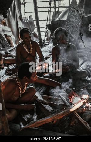 La tribu des Korowai, souvent appelée la tribu des Asmat d'arbres parce qu'ils vivent dans de grands arbres. Prise @Gauli village, district de Korowai, Papouasie, Indonésie Banque D'Images