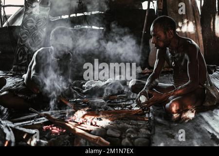 La tribu des Korowai, souvent appelée la tribu des Asmat d'arbres parce qu'ils vivent dans de grands arbres. Prise @Gauli village, district de Korowai, Papouasie, Indonésie Banque D'Images