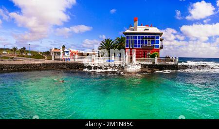 Îles Canaries .Lanzarote, vue sur le pittoresque village de pêcheurs Arrieta avec des maisons colorées et mer de cristal Banque D'Images