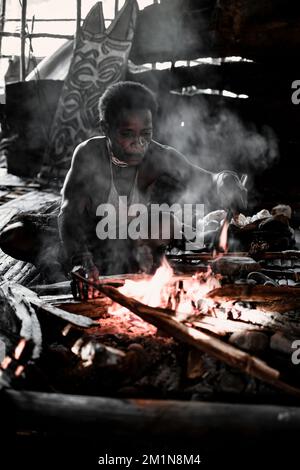 La tribu des Korowai, souvent appelée la tribu des Asmat d'arbres parce qu'ils vivent dans de grands arbres. Prise @Gauli village, district de Korowai, Papouasie, Indonésie Banque D'Images