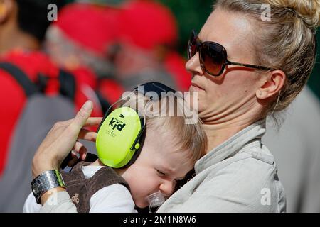 20120901 - BRUXELLES, BELGIQUE: L'illustration montre un bébé avec des protections auditives lors des sessions de qualification avant le Grand Prix F1 de Belgique, à Spa-Francorchamps, samedi 01 septembre 2012. Le Grand Prix de Formule 1 Spa-Francorchamps a lieu ce week-end, du 31 août au 02 septembre. BELGA PHOTO BRUNO FAHY Banque D'Images