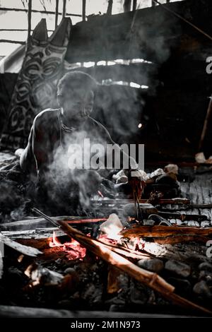 La tribu des Korowai, souvent appelée la tribu des Asmat d'arbres parce qu'ils vivent dans de grands arbres. Prise @Gauli village, district de Korowai, Papouasie, Indonésie Banque D'Images