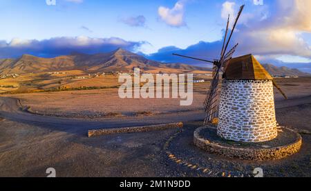 Paysage magique de l'île de Fuerteventura. vue aérienne de drone du moulin à vent traditionnel sur le coucher du soleil. Îles Canaries, village de Tefia Banque D'Images