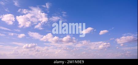 Magnifique ciel bleu avec nuages blancs panorama Banque D'Images