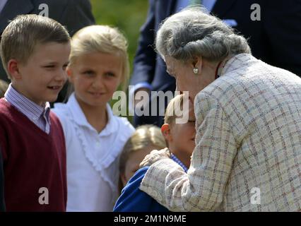 20120902 - BRUXELLES, BELGIQUE : Prince Gabriel, Princesse Louise, Prince Nicolas et Reine Fabiola de Belgique photographiés lors d'un séance photo avec la famille royale belge au Château de Laeken-Laken, Bruxelles, dimanche 02 septembre 2012. BELGA PHOTO DIRK WAEM Banque D'Images