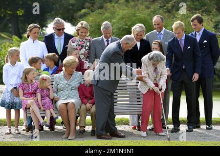 20120902 - BRUXELLES, BELGIQUE : (arrière G-D) Princesse Claire de Belgique, Prince Laurent de Belgique, Princesse Mathilde de Belgique, Prince héritier Philippe de Belgique, Princesse Astrid de Belgique, Prince Lorenz de Belgique, Prince Joachim, Prince Amedeo, (centre L-R) Princesse Louise, Prince Aymeric, Prince Nicolas, Prince Gabriel, Princesse Laetitia Maria, (Assis à l'avant) Princesse Elisabeth, Princesse Eleonore, Reine Paola de Belgique, Prince Emmanuel, Roi Albert II de Belgique et Reine Fabiola de Belgique, photographiés au cours d'une séance photo avec la famille royale belge au Château de Laeken-Laken, Bruxelles Banque D'Images