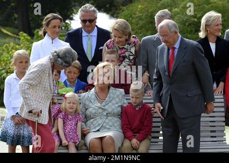 20120902 - BRUXELLES, BELGIQUE : (arrière G-D) Princesse Claire de Belgique, Prince Laurent de Belgique, Princesse Mathilde de Belgique, Prince héritier Philippe de Belgique, Princesse Astrid de Belgique, (centre G-D) Princesse Louise, Reine Fabiola de Belgique, Prince Aymeric, Prince Nicolas, Prince Gabriel, (assis devant G-D) Princesse Eleonore, Reine Paola de Belgique, Le Prince Emmanuel et le Roi Albert II de Belgique photographiés au château de Laeken-Laken, à Bruxelles, le dimanche 02 septembre 2012, lors d'une séance photo avec la famille royale belge. BELGA PHOTO DIRK WAEM Banque D'Images