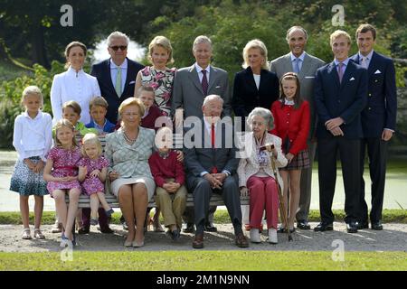 20120902 - BRUXELLES, BELGIQUE : (arrière G-D) Princesse Claire de Belgique, Prince Laurent de Belgique, Princesse Mathilde de Belgique, Prince héritier Philippe de Belgique, Princesse Astrid de Belgique, Prince Lorenz de Belgique, Prince Joachim, Prince Amedeo, (centre L-R) Princesse Louise, Prince Aymeric, Prince Nicolas, Prince Gabriel, Princesse Laetitia Maria, (Assis à l'avant) Princesse Elisabeth, Princesse Eleonore, Reine Paola de Belgique, Prince Emmanuel, Roi Albert II de Belgique et Reine Fabiola de Belgique, photographiés au cours d'une séance photo avec la famille royale belge au Château de Laeken-Laken, Bruxelles Banque D'Images