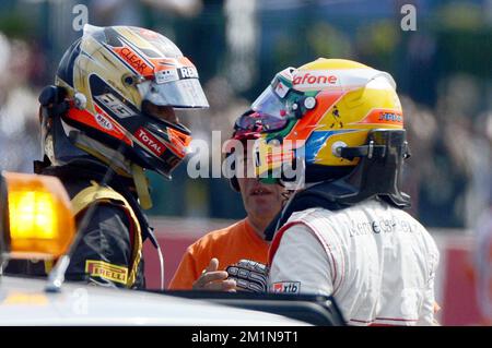 20120901 - BRUXELLES, BELGIQUE : Romain Grosjean français de Lotus et Lewis Hamilton britannique de McLaren discutent après un accident au début du Grand Prix F1 de Belgique, à Spa-Francorchamps, samedi 01 septembre 2012. BELGA PHOTO ERIC LALMAND Banque D'Images