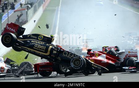 20120901 - BRUXELLES, BELGIQUE: Romain français Grosjean de Lotus et espagnol Fernando Alonso de Ferrari photographié lors d'un accident au début du Grand Prix F1 de Belgique, à Spa-Francorchamps, samedi 01 septembre 2012. BELGA PHOTO ERIC LALMAND Banque D'Images