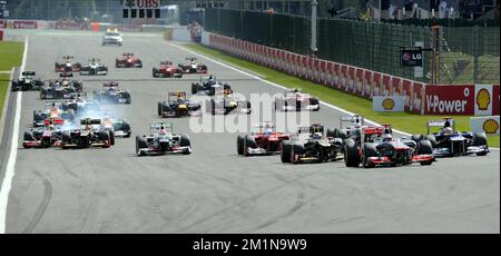 20120901 - BRUXELLES, BELGIQUE: L'illustration montre un accident majeur impliquant l'espagnol Fernando Alonso de Ferrari, le britannique Lewis Hamilton de McLaren, le mexicain Sergio Perez de Sauber et le français Romain Grosjean de Lotus au début du Grand Prix F1 de Belgique, à Spa-Francorchamps, le samedi 01 septembre 2012. BELGA PHOTO ERIC LALMAND Banque D'Images