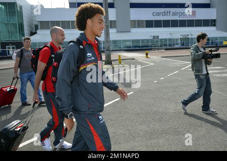 20120906 - ZAVENTEM, BELGIQUE : Laurent Ciman en Belgique et Axel Witsel en Belgique photographiés lors de l'arrivée des Red Devils, l'équipe nationale belge de football, à l'aéroport de Cardiff, pays de Galles, jeudi 06 septembre 2012. L'équipe part pour le premier match de qualification pour les Championnats du monde de football 2014, contre le pays de Galles, le 07 septembre 2012. BELGA PHOTO DIRK WAEM Banque D'Images