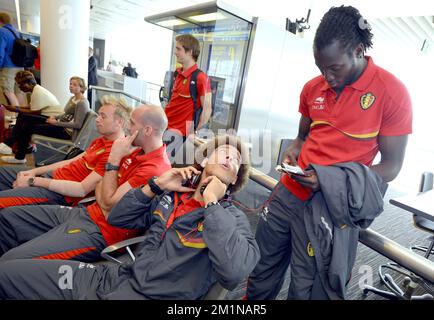 20120906 - ZAVENTEM, BELGIQUE : le gardien de but belge Jean-François Gillet, le Belge Laurent Ciman, le Belgium Guillaume Gillet, le Belgium Axel Witsel et le Belgium Romelu Lukaku photographiés au départ des Red Devils, l'équipe nationale belge de football, au pays de Galles à l'aéroport international de Bruxelles, à Zaventem, jeudi 06 septembre 2012. L'équipe part pour le premier match de qualification pour les Championnats du monde de football 2014, contre le pays de Galles, le 07 septembre 2012. BELGA PHOTO DIRK WAEM Banque D'Images