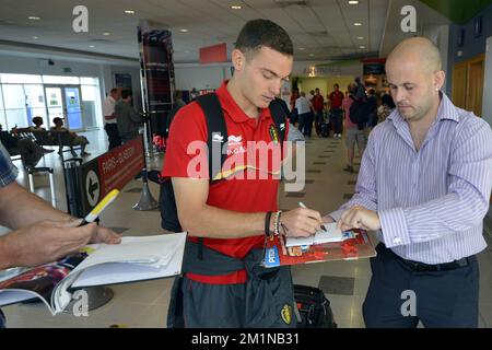 20120906 - CARDIFF, ROYAUME-UNI: Thomas Vermaelen de Belgique photographié lors de l'arrivée des Red Devils, l'équipe nationale belge de football, à l'aéroport de Cardiff, pays de Galles, jeudi 06 septembre 2012. L'équipe part pour le premier match de qualification pour les Championnats du monde de football 2014, contre le pays de Galles, le 07 septembre 2012. BELGA PHOTO DIRK WAEM Banque D'Images