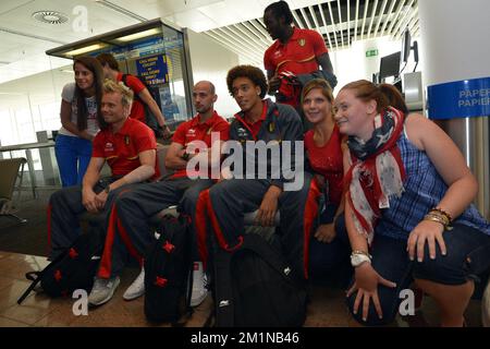 20120906 - ZAVENTEM, BELGIQUE : le gardien de but de Belgique Jean-François Gillet, le Belge Laurent Ciman, le Belge Axel Witsel, le Belge Romelu Lukaku et les fans photographiés lors du départ des Red Devils, l'équipe nationale belge de football, au pays de Galles à l'aéroport international de Bruxelles, à Zaventem, le jeudi 06 septembre 2012. L'équipe part pour le premier match de qualification pour les Championnats du monde de football 2014, contre le pays de Galles, le 07 septembre 2012. BELGA PHOTO DIRK WAEM Banque D'Images