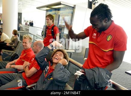 20120906 - ZAVENTEM, BELGIQUE : le gardien de but belge Jean-François Gillet, le Belge Laurent Ciman, le Belgium Guillaume Gillet, le Belgium Axel Witsel et le Belgium Romelu Lukaku photographiés au départ des Red Devils, l'équipe nationale belge de football, au pays de Galles à l'aéroport international de Bruxelles, à Zaventem, jeudi 06 septembre 2012. L'équipe part pour le premier match de qualification pour les Championnats du monde de football 2014, contre le pays de Galles, le 07 septembre 2012. BELGA PHOTO DIRK WAEM Banque D'Images