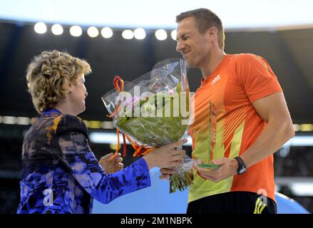 20120907 - BRUXELLES, BELGIQUE: Kim Clijsters félicite l'athlète belge Hans Van Alphen à la rencontre de la Ligue des diamants de Memorial Ivo Van Damme, au stade du Roi Baudouin (Boudewijnstadion/ Stade Roi Roi Baudouin) à Bruxelles, le vendredi 07 septembre 2012. BELGA PHOTO ERIC LALMAND Banque D'Images