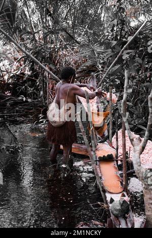 La tribu des Korowai, souvent appelée la tribu des Asmat d'arbres parce qu'ils vivent dans de grands arbres. Prise @Gauli village, district de Korowai, Papouasie, Indonésie Banque D'Images