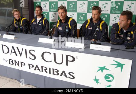 20120912 - BRUXELLES, BELGIQUE : L-R, le suédois Markus Eriksson (ATP 650), le suédois Michael Ryderstedt (ATP 457), le capitaine de l'équipe suédoise Thomas Enqvist, le suédois Johan Brunstrom, le suédois Robert Lindstedt photographié lors d'une conférence de presse de l'équipe suédoise de la coupe Davis au Royal Primerose tennis Club à Bruxelles, le mercredi 12 septembre 2012. Ce week-end, la Belgique et la Suède joueront un match de jeu pour le Groupe mondial. BELGA PHOTO VIRGINIE LEFOUR Banque D'Images