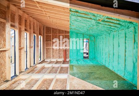 Collage de photos avant et après la chambre d'isolation thermique dans une maison en bois dans une maison de style scandinave. Comparaison des parois pulvérisées par de la mousse de polyuréthane. Concept de construction et d'isolation. Banque D'Images