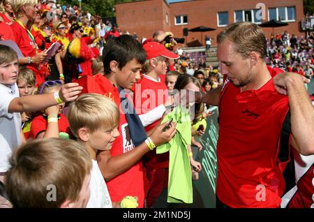 20120916 - BRUXELLES, BELGIQUE: Photo de Steve Darcis Belge après le cinquième match de la coupe Davis entre la Belgique et la Suède, pour le Groupe mondial au Royal Primerose tennis Club à Bruxelles, dimanche 16 septembre 2012. Belge Steve Darcis joue le dernier des cinq jeux contre le suédois Andreas Vinciguerra. La Belgique a remporté les trois premiers matchs et est qualifiée pour le groupe mondial de la coupe Davis. BELGA PHOTO VIRGINIE LEFOUR Banque D'Images