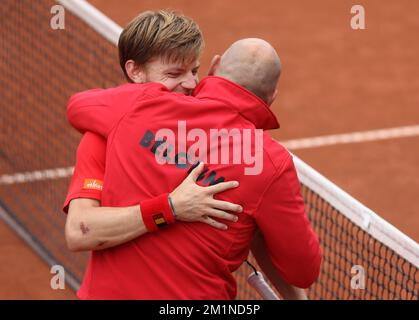20120914 - BRUXELLES, BELGIQUE: Le capitaine de la coupe Davis Johan Van Herck et le belge David Goffin célèbrent après avoir remporté le deuxième match de la coupe Davis entre la Belgique et la Suède, pour le Groupe mondial au Royal Primerose tennis Club à Bruxelles, le vendredi 14 septembre 2012. Le belge David Goffin (ATP 56) et le suédois Andreas Vinciguerra jouent le deuxième du cinquième match. BELGA PHOTO VIRGINIE LEFOUR Banque D'Images