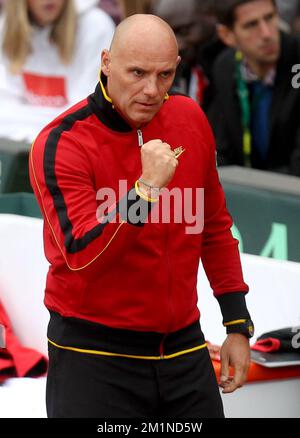 20120914 - BRUXELLES, BELGIQUE: Le capitaine de la coupe Davis Johan Van Herck photographié pendant le deuxième match de la coupe Davis entre la Belgique et la Suède, pour le Groupe mondial au Royal Primerose tennis Club à Bruxelles, le vendredi 14 septembre 2012. David Goffin belge (ATP 56) et Andreas Vinciguerra suédois jouent le deuxième des cinq matchs. BELGA PHOTO VIRGINIE LEFOUR Banque D'Images