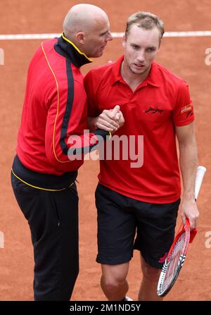 20120914 - BRUXELLES, BELGIQUE: Le capitaine de la coupe Davis Johan Van Herck secoue la main à Steve Darcis après le premier match de la coupe Davis entre la Belgique et la Suède, pour le Groupe mondial au Royal Primerose tennis Club à Bruxelles, le vendredi 14 septembre 2012. Le belge Steve Darcis (ATP 73) et le suédois Michael Ryderstedt (ATP 457) jouent le premier des cinq matchs. BELGA PHOTO VIRGINIE LEFOUR Banque D'Images