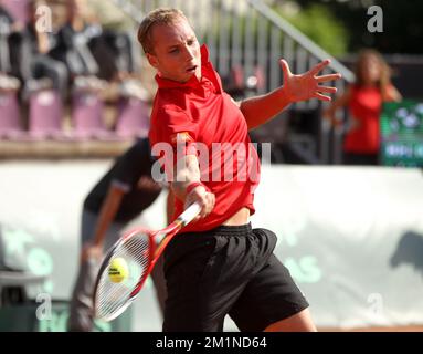 20120916 - BRUXELLES, BELGIQUE: Le Belge Steve Darcis en action pendant le cinquième match de la coupe Davis entre la Belgique et la Suède, pour le Groupe mondial au Royal Primerose tennis Club à Bruxelles, le dimanche 16 septembre 2012. Belge Steve Darcis joue le dernier des cinq jeux contre le suédois Andreas Vinciguerra. La Belgique a remporté les trois premiers matchs et est qualifiée pour le groupe mondial de la coupe Davis. BELGA PHOTO VIRGINIE LEFOUR Banque D'Images