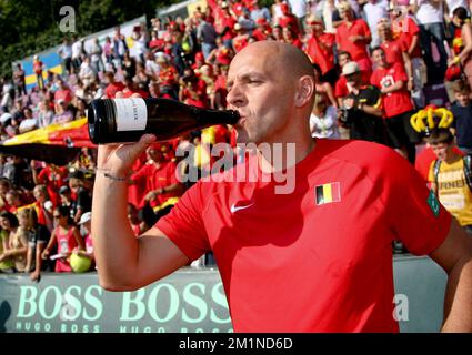 20120916 - BRUXELLES, BELGIQUE: Le capitaine de la coupe Davis Johan Van Herck célèbre après avoir remporté le cinquième match de la coupe Davis entre la Belgique et la Suède, pour le Groupe mondial au Royal Primerose tennis Club à Bruxelles, le dimanche 16 septembre 2012. Belge Steve Darcis joue le dernier des cinq jeux contre le suédois Andreas Vinciguerra. La Belgique a remporté les trois premiers matchs et est qualifiée pour le groupe mondial de la coupe Davis. BELGA PHOTO VIRGINIE LEFOUR Banque D'Images