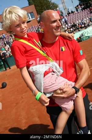20120916 - BRUXELLES, BELGIQUE: Le capitaine de la coupe Davis Johan Van Herck et son fils Charly photographiés pendant le cinquième match de la coupe Davis entre la Belgique et la Suède, pour le Groupe mondial au Royal Primerose tennis Club à Bruxelles, dimanche 16 septembre 2012. Belge Steve Darcis joue le dernier des cinq jeux contre le suédois Andreas Vinciguerra. La Belgique a remporté les trois premiers matchs et est qualifiée pour le groupe mondial de la coupe Davis. BELGA PHOTO VIRGINIE LEFOUR Banque D'Images