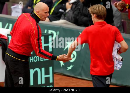 20120914 - BRUXELLES, BELGIQUE: Le capitaine de la coupe Davis Johan Van Herck et le belge David Goffin se secouent pendant le deuxième match de la coupe Davis entre la Belgique et la Suède, pour le Groupe mondial au Royal Primerose tennis Club à Bruxelles, le vendredi 14 septembre 2012. David Goffin belge (ATP 56) et Andreas Vinciguerra suédois jouent le deuxième des cinq matchs. BELGA PHOTO VIRGINIE LEFOUR Banque D'Images
