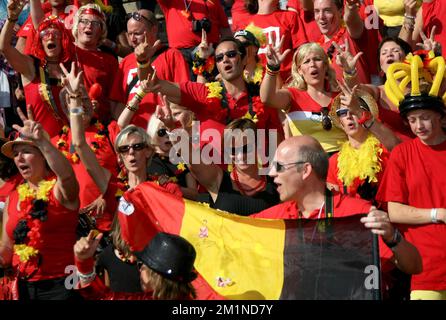 20120916 - BRUXELLES, BELGIQUE: Les supporters photographiés lors du quatrième match de la coupe Davis entre la Belgique et la Suède, pour le Groupe mondial au Royal Primerose tennis Club à Bruxelles, dimanche 16 septembre 2012. Belge David Goffin joue le quatrième des cinq jeux contre le suédois Michael Ryderstedt. La Belgique a remporté les trois premiers matchs et est qualifiée pour le groupe mondial de la coupe Davis. BELGA PHOTO VIRGINIE LEFOUR Banque D'Images