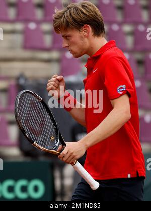20120914 - BRUXELLES, BELGIQUE: David Goffin Belge célèbre lors du deuxième match de la coupe Davis entre la Belgique et la Suède, pour le Groupe mondial au Royal Primerose tennis Club à Bruxelles, le vendredi 14 septembre 2012. David Goffin belge (ATP 56) et Andreas Vinciguerra suédois jouent le deuxième des cinq matchs. BELGA PHOTO VIRGINIE LEFOUR Banque D'Images