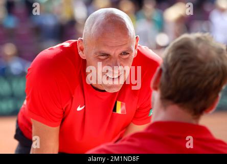 20120916 - BRUXELLES, BELGIQUE: Le capitaine de la coupe Davis Johan Van Herck et le Belge Steve Darcis photographiés pendant le cinquième match de la coupe Davis entre la Belgique et la Suède, pour le Groupe mondial au Royal Primerose tennis Club à Bruxelles, dimanche 16 septembre 2012. Belge Steve Darcis joue le dernier des cinq jeux contre le suédois Andreas Vinciguerra. La Belgique a remporté les trois premiers matchs et est qualifiée pour le groupe mondial de la coupe Davis. BELGA PHOTO VIRGINIE LEFOUR Banque D'Images