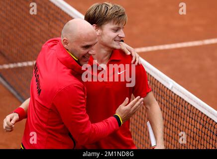 20120914 - BRUXELLES, BELGIQUE: Le capitaine de la coupe Davis Johan Van Herck et le belge David Goffin célèbrent après avoir remporté le deuxième match de la coupe Davis entre la Belgique et la Suède, pour le Groupe mondial au Royal Primerose tennis Club à Bruxelles, le vendredi 14 septembre 2012. David Goffin belge (ATP 56) et Andreas Vinciguerra suédois jouent le deuxième des cinq matchs. BELGA PHOTO VIRGINIE LEFOUR Banque D'Images