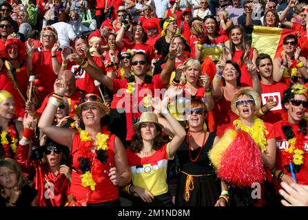 20120916 - BRUXELLES, BELGIQUE: Les supporters photographiés lors du quatrième match de la coupe Davis entre la Belgique et la Suède, pour le Groupe mondial au Royal Primerose tennis Club à Bruxelles, dimanche 16 septembre 2012. Belge David Goffin joue le quatrième des cinq jeux contre le suédois Michael Ryderstedt. La Belgique a remporté les trois premiers matchs et est qualifiée pour le groupe mondial de la coupe Davis. BELGA PHOTO VIRGINIE LEFOUR Banque D'Images