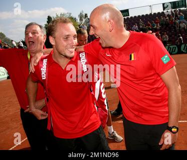 20120916 - BRUXELLES, BELGIQUE: Le Belge Steve Darcis et le capitaine de la coupe Davis Johan Van Herck célèbrent après avoir remporté le cinquième match de la coupe Davis entre la Belgique et la Suède, pour le Groupe mondial au Royal Primerose tennis Club à Bruxelles, dimanche 16 septembre 2012. Belge Steve Darcis joue le dernier des cinq jeux contre le suédois Andreas Vinciguerra. La Belgique a remporté les trois premiers matchs et est qualifiée pour le groupe mondial de la coupe Davis. BELGA PHOTO VIRGINIE LEFOUR Banque D'Images