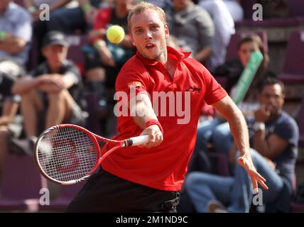 20120916 - BRUXELLES, BELGIQUE: Photo de Steve Darcis Belge lors du cinquième match de la coupe Davis entre la Belgique et la Suède, pour le Groupe mondial au Royal Primerose tennis Club à Bruxelles, dimanche 16 septembre 2012. Belge Steve Darcis joue le dernier des cinq jeux contre le suédois Andreas Vinciguerra. La Belgique a remporté les trois premiers matchs et est qualifiée pour le groupe mondial de la coupe Davis. BELGA PHOTO VIRGINIE LEFOUR Banque D'Images